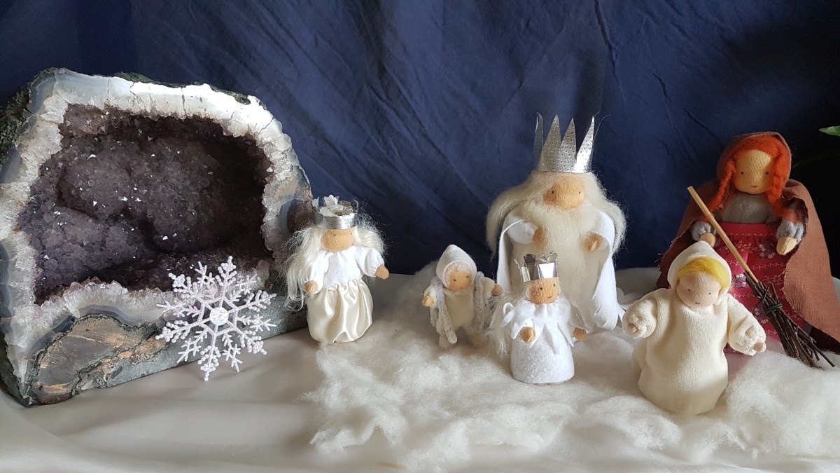 Jahreszeitentisch Winter mit Schneekönig und Mutter Erde Puppenfiguren